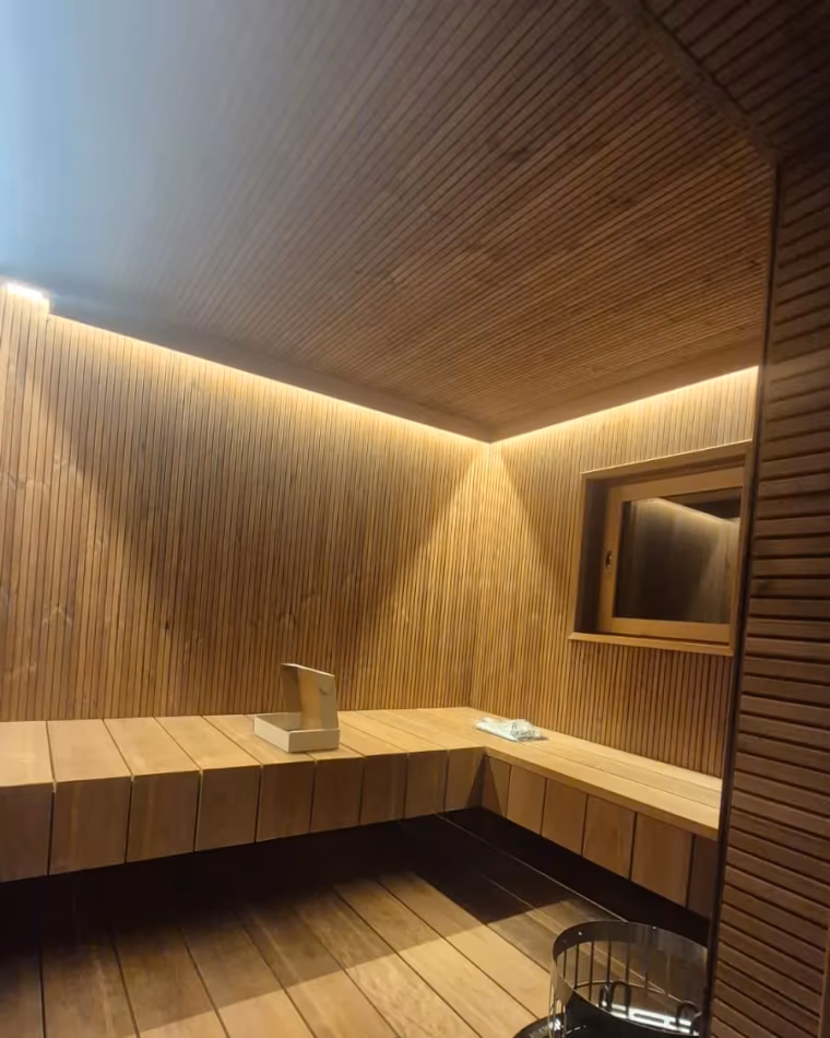 Puinen sauna ja kiuas