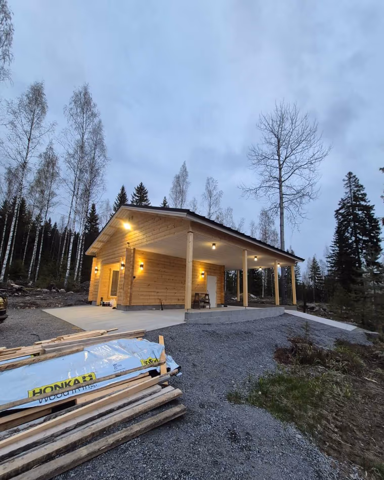 Puurakennuksen julkisivun ulkovalaistus