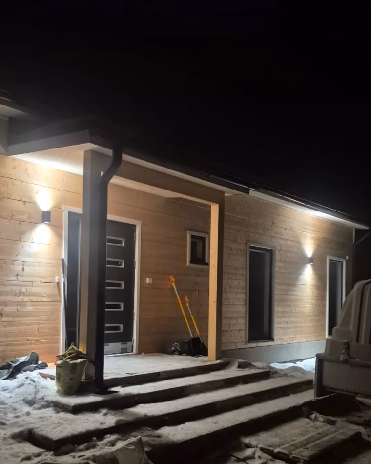 Valaistu puutalo illalla